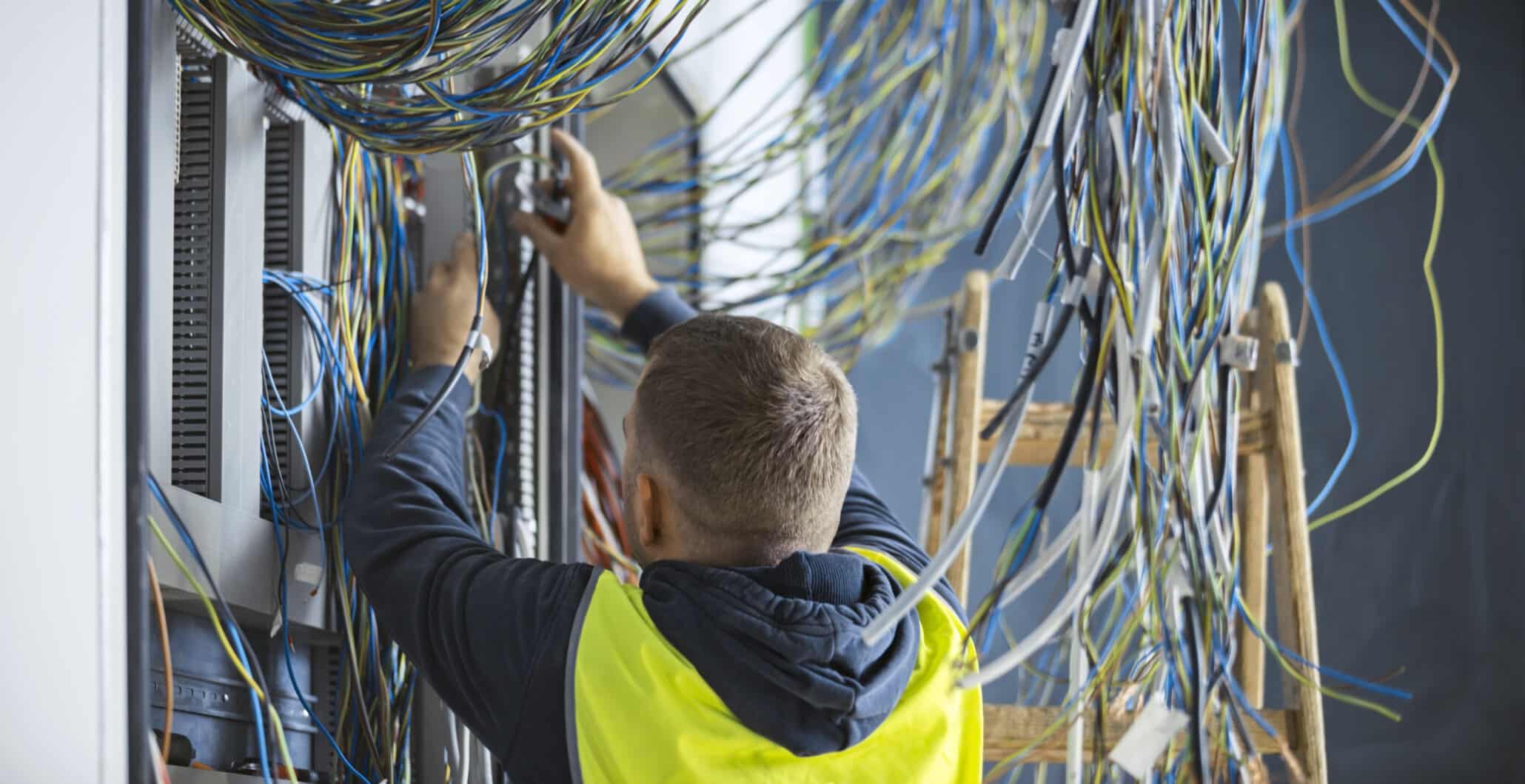 Ansicht eines Betriebselektrikers bei der Installation und Montage einer Elektroanlage