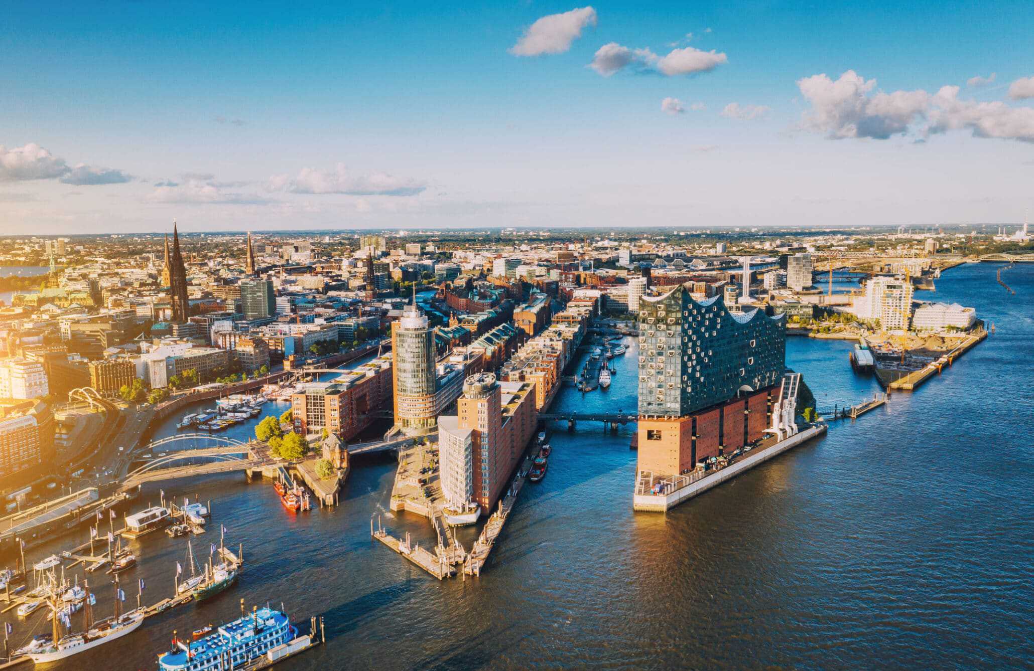 Luftaufnahme von Hamburg Zentrum mit Hafen