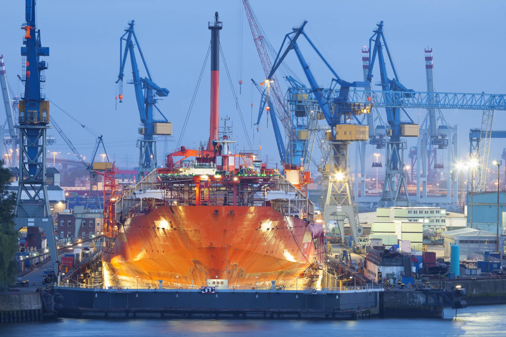 Ansicht eines Schiffrumpfs bei der Wartung im Trockendock im Hamburger Hafen bei Nacht