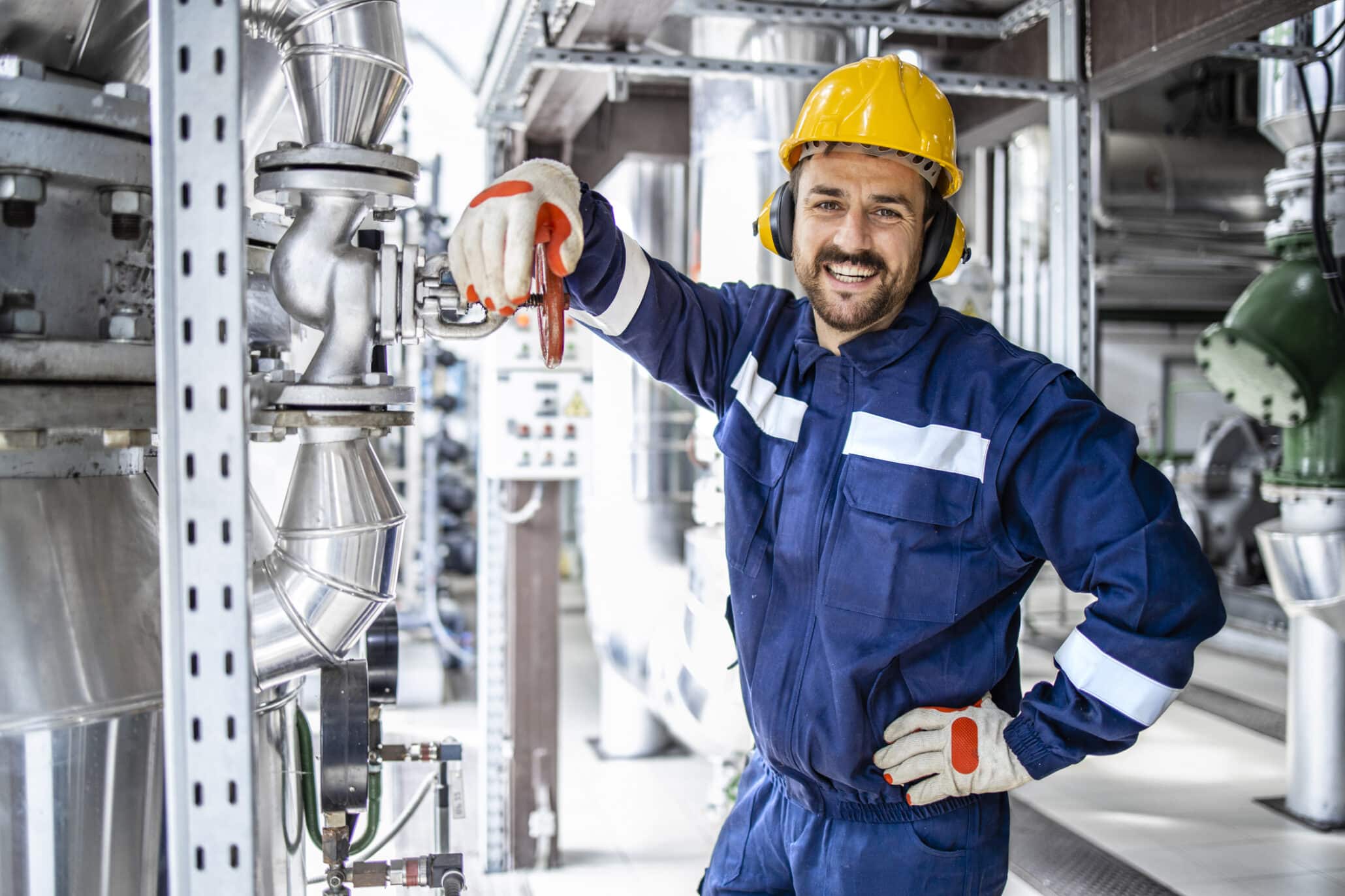 Portrait eines Mannes an einer Wasserleitung als Anlagenmechaniker