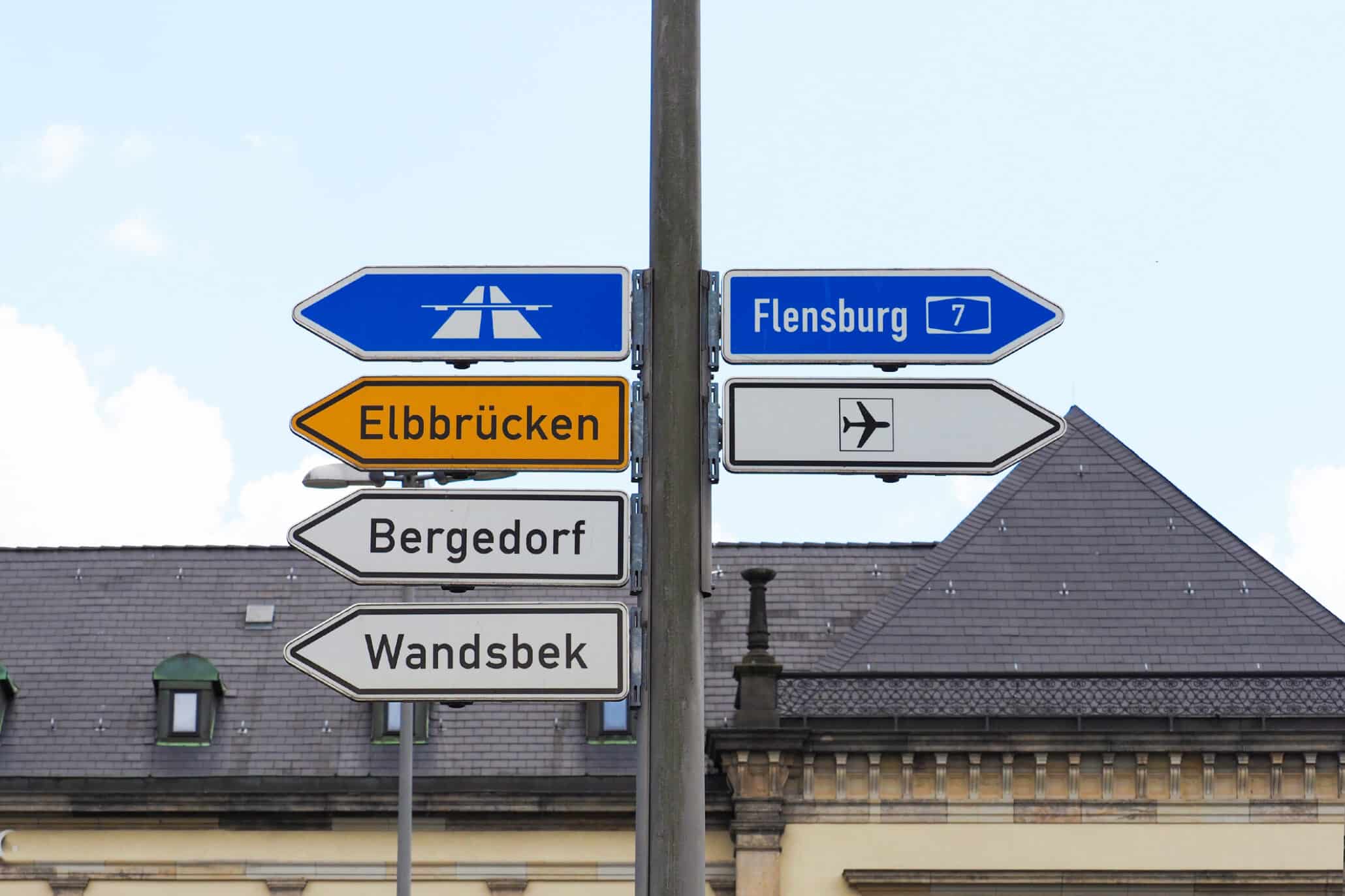 Verschiedene Straßenschilder von Hamburg, Bergedorf, Elbbrücken und Flughafen Hamburg und Wandsbek als Hauptstandort der Personalvermittlung TREND-JOB