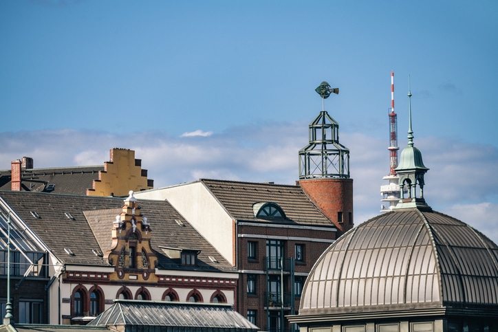 Blick über die Dächer von Bürogebäuden in Hamburg