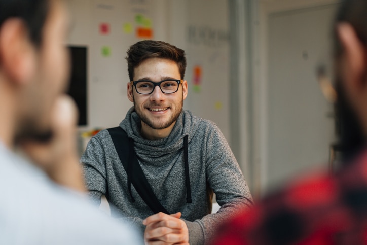 Portrait eines jungen Mannes in Büroatmosphäre