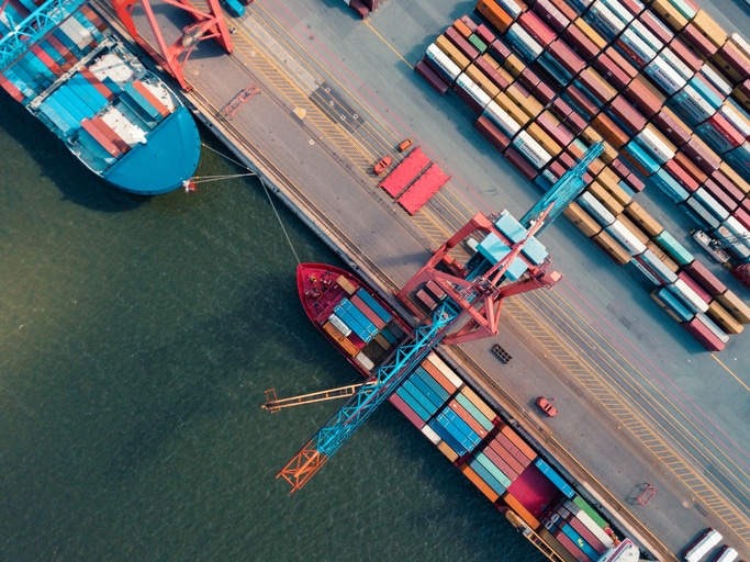 Vogelperspektive auf den Arbeitsplatz im Containerterminal und Hafen Hamburg mit zwei Container Schiffen und einem Kran