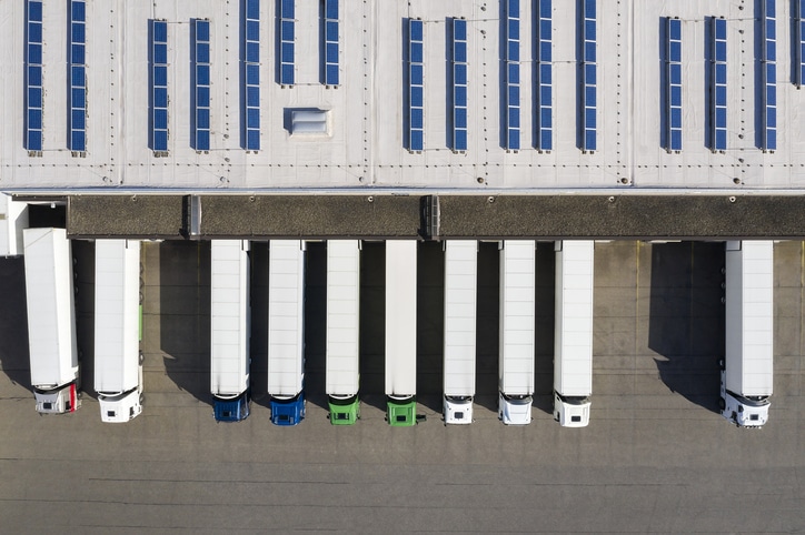 Vogelperspektive von Warenhaus und Logistikzentrum mit LKW's davor