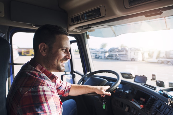 Portrait eines LKW-Fahrers in seinem Fahrerhaus