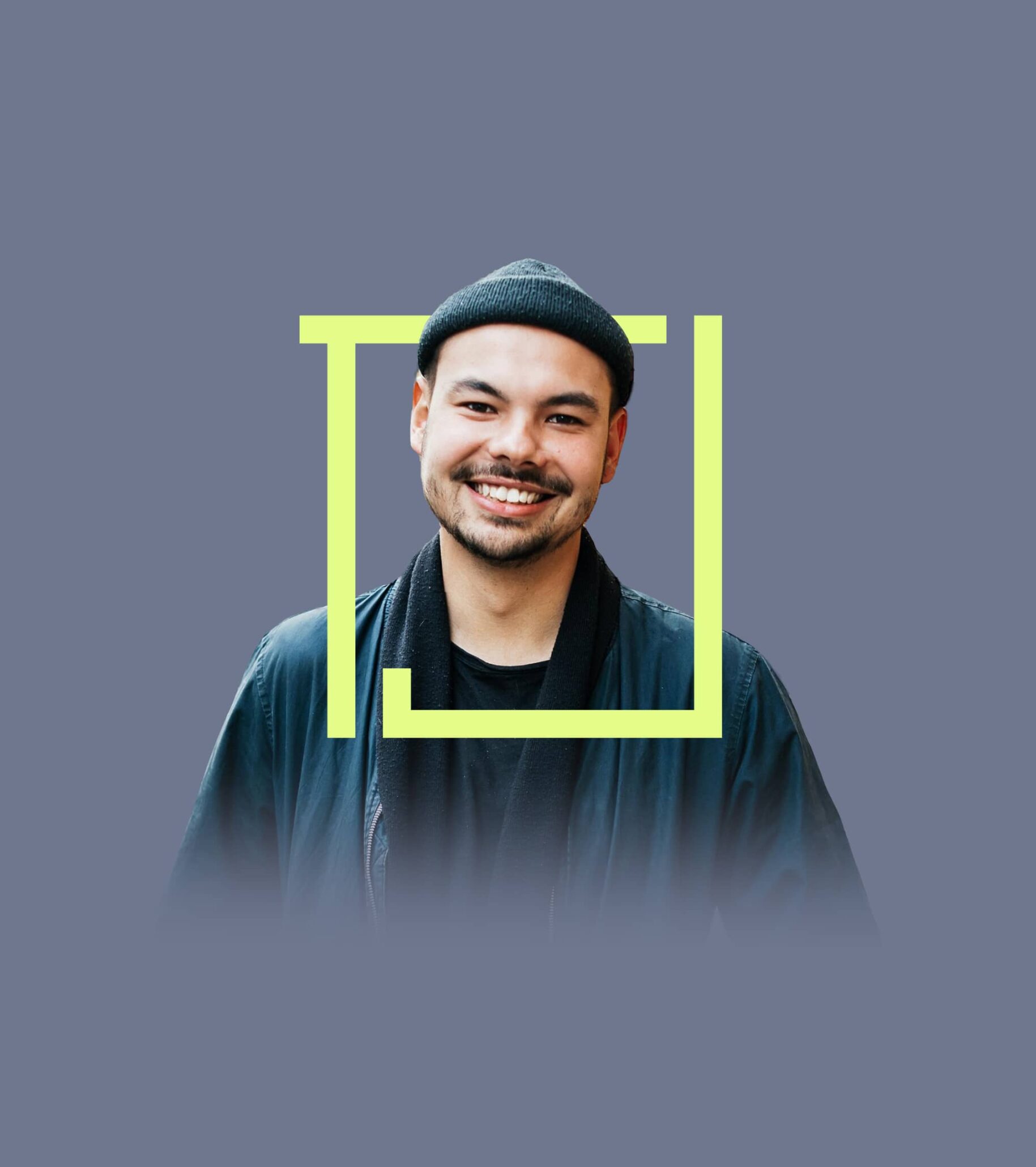 Portrait eines jungen Zeitarbeitnehmers umrahmt vom TREND-JOB Markenzeichen