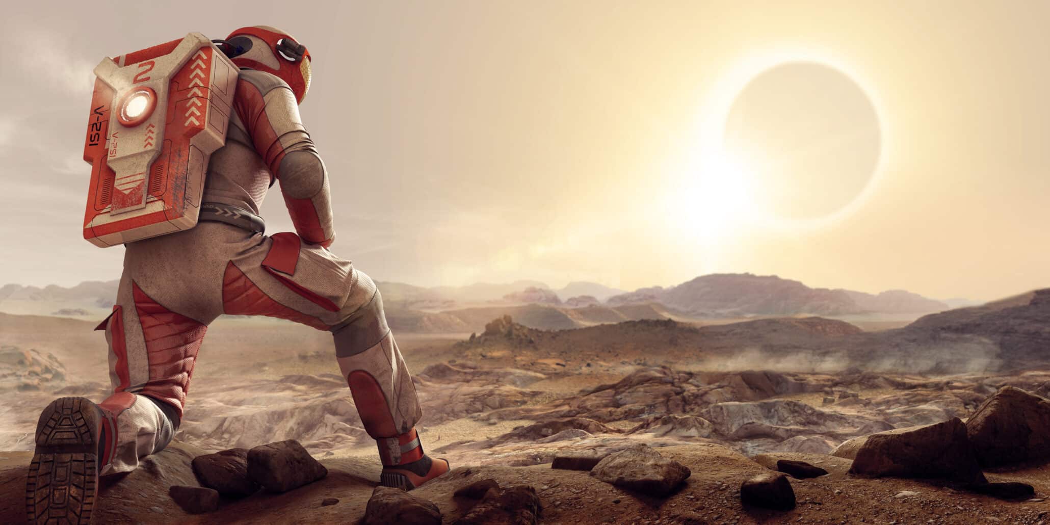 Astronaut mit aufgestützter Hand auf seinem Knie kniet auf einem Planeten bei Sonnenaufgang