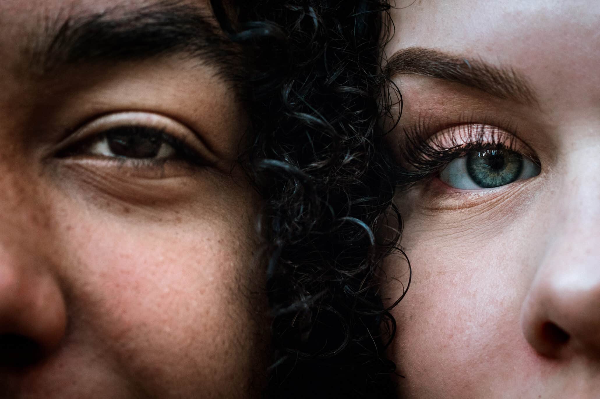 Detail von zwei nebeneinanderstehenden Gesichtern und Augen